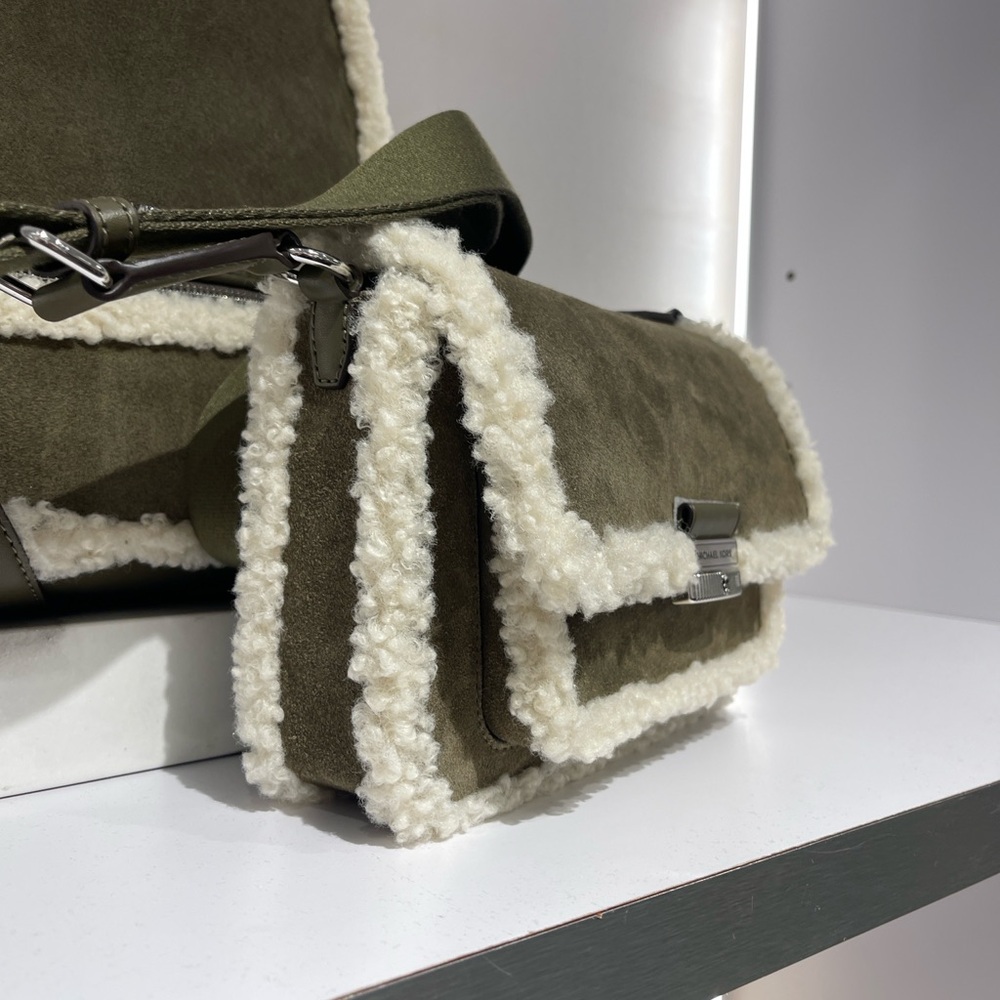 MICHAEL KORS Bradshaw Medium Suede and Faux Shearling Messenger Bag
Olive
NWT - Picture 4 of 16